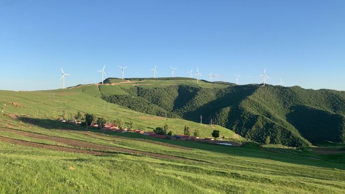 美丽的户外高山草原和风车