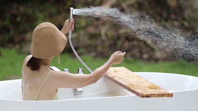 快乐的成年女性在浴缸里玩水