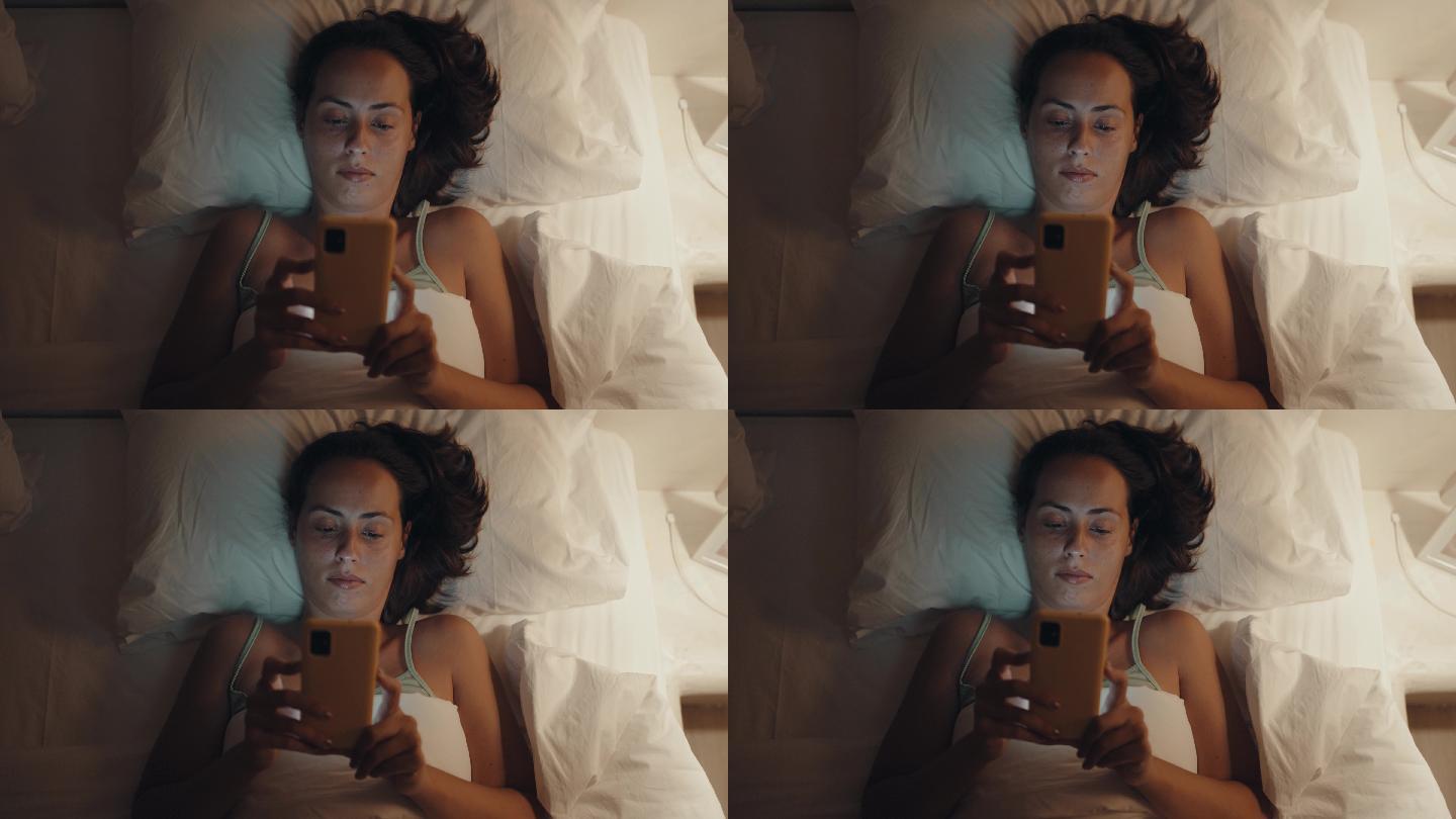 在床上浏览社交媒体的女性