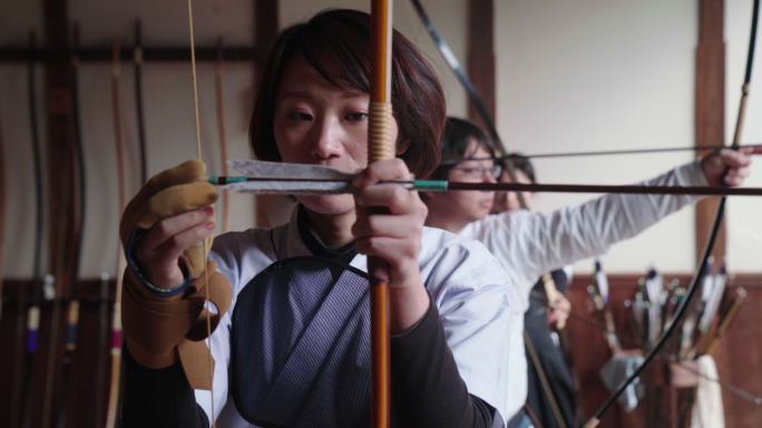 日本弓箭手准备弓箭