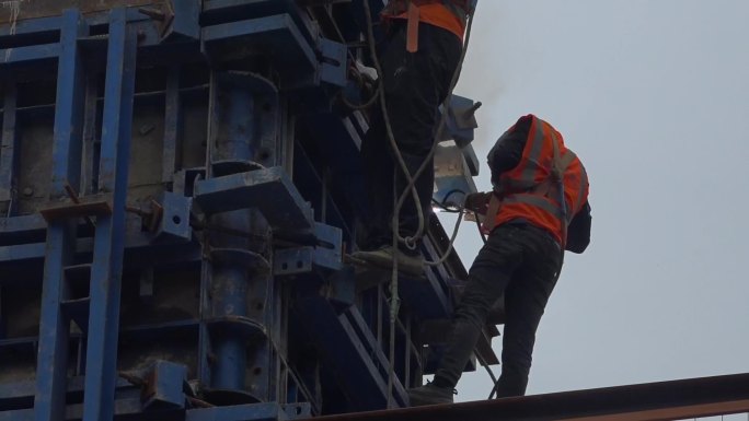 工地工人高空作业电焊工城市建筑工人剪影