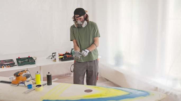 男子喷漆帆板自动喷漆艺术家