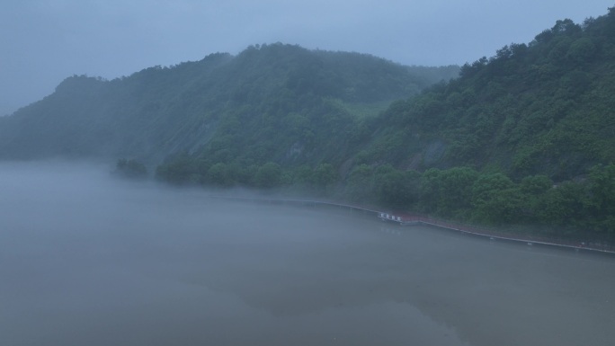 【4k可商用】航拍云雾缭绕的山脉河流村庄