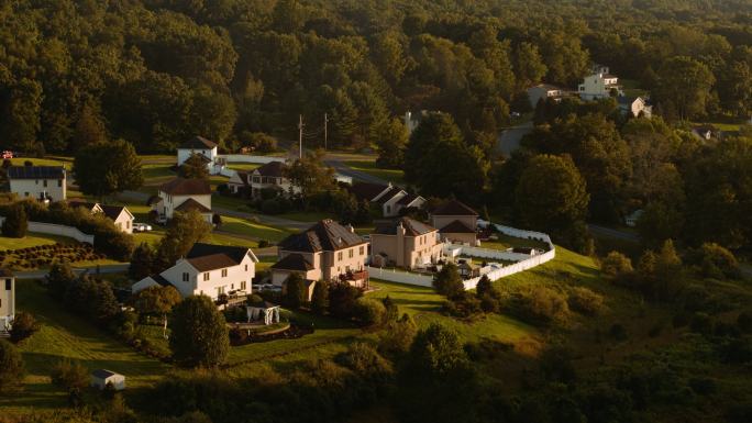 傍晚，宾夕法尼亚州波科诺斯阿巴拉契亚山脉的一个小乡村小镇。许多家庭的屋顶都安装了太阳能电池板。具有向