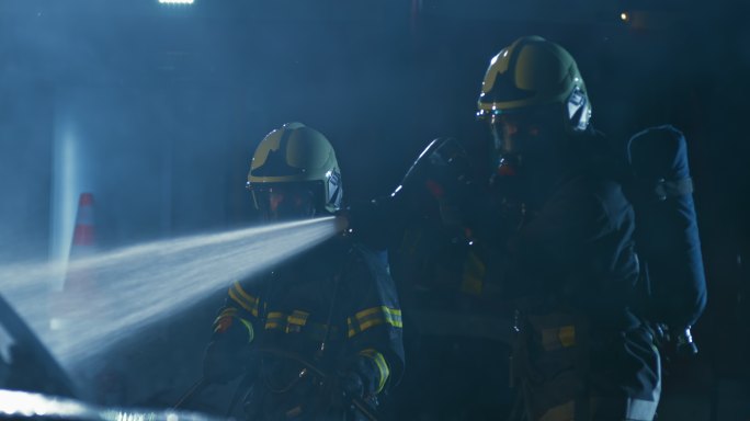 SLO MO消防员在夜间扑灭汽车火灾