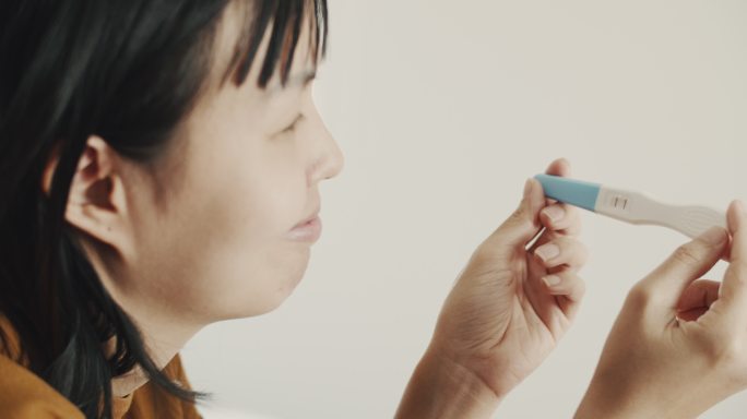 摇摄镜头：妊娠试验阳性的亚洲孕妇
