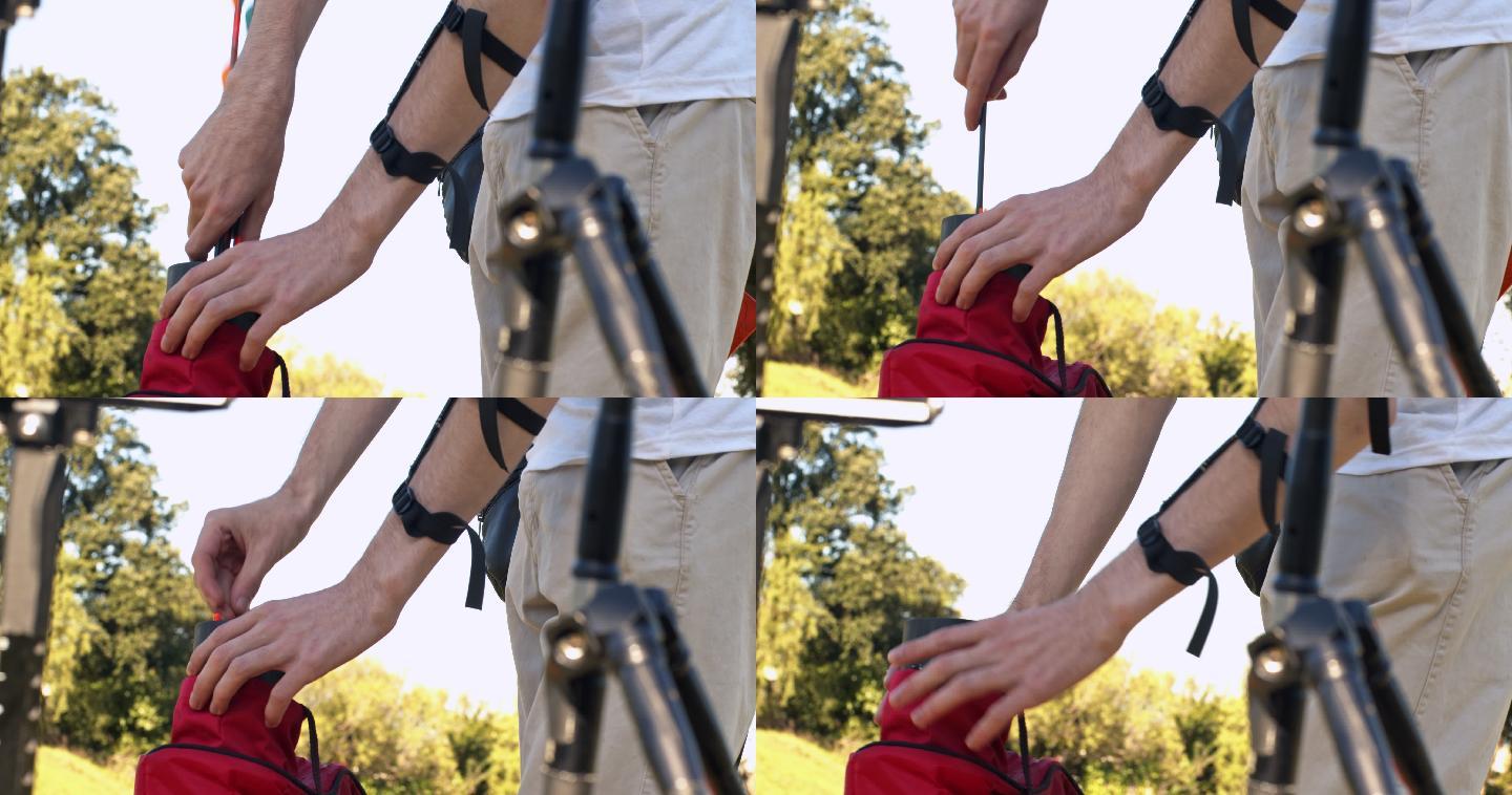 一名弓箭手收拾装备的4k视频片段