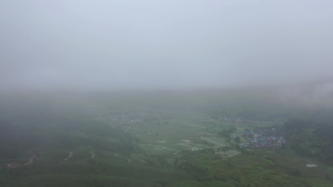 穿过云雾出现在山谷中的村落