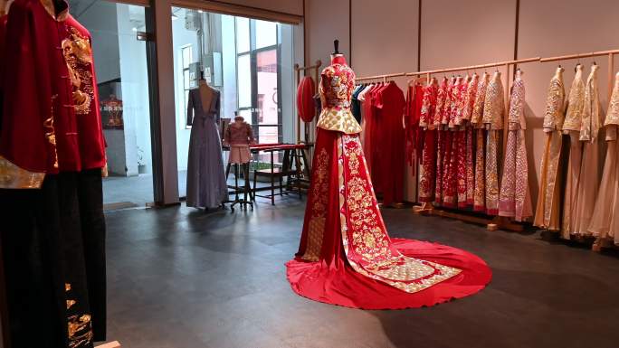 商店里的群瓜中国传统婚纱