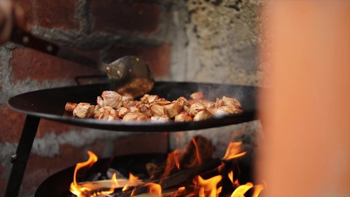 把肉放在烤架上。烤牛排的慢镜头。