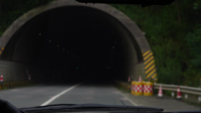 进入隧道