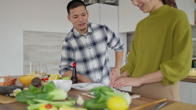 日本夫妇午餐一起做寿司