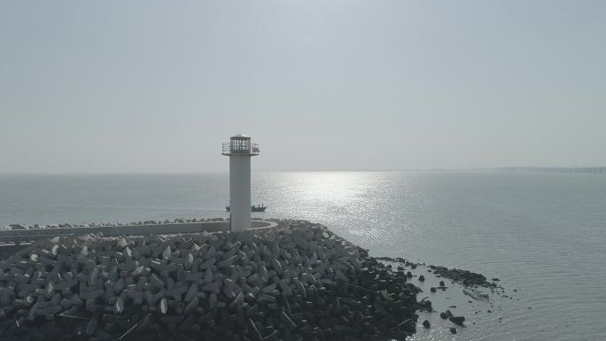 海边灯塔和夕阳，江苏连云港