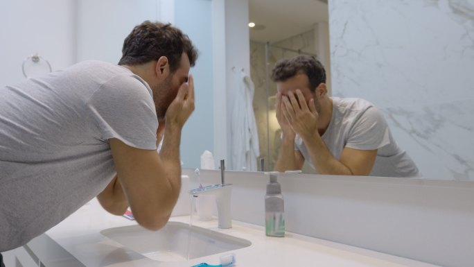 拉丁美洲男子早上例行洗脸