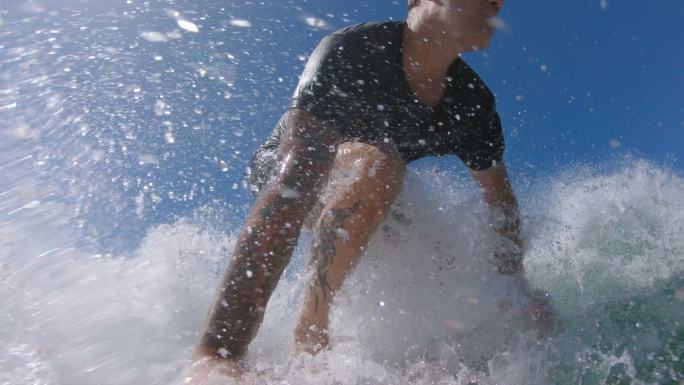 哥斯达黎加，冲浪者在一场收尾滚滚浪中