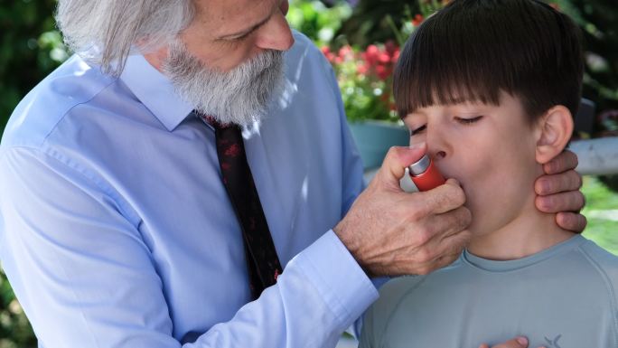 哮喘吸入器父子患哮喘的男孩
