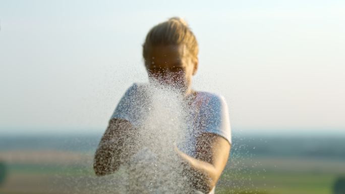 超级SLO MO时间扭曲效果女性喜欢在镜头前喷水
