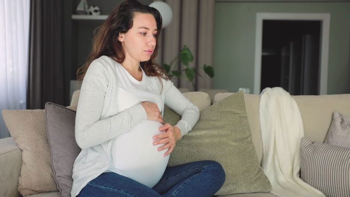 抑郁症孕妇在家焦虑的孕妇独自在家的孕妇怀