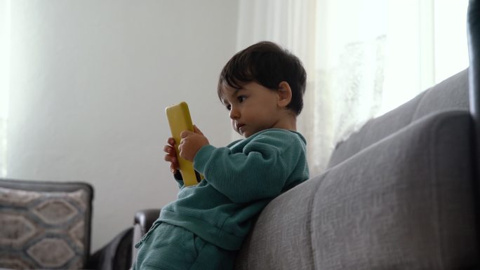 小男孩在家玩智能手机，慢动作4K视频片段