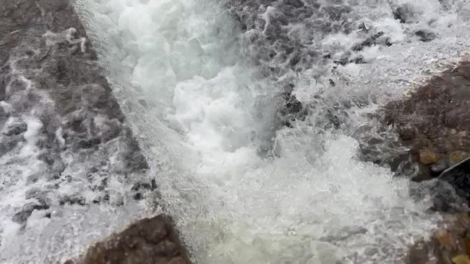 流水潺潺溪流溪水汇聚水流声通用素材空镜