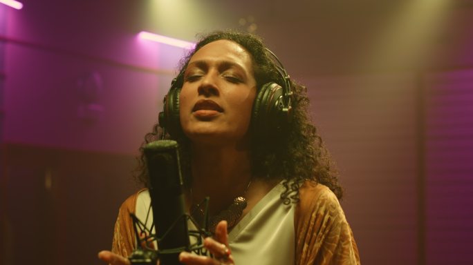 拉丁美洲歌手在录音室唱歌