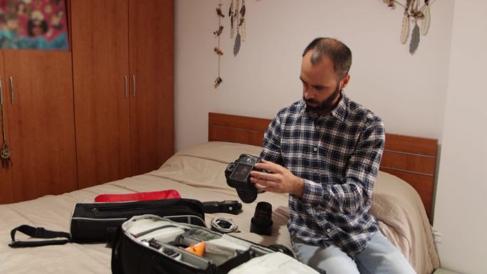 将摄影设备存放在背包中，以便拍照旅行。4k视频。