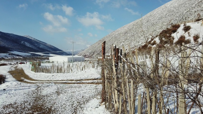 四川甘孜州冰雪覆盖的村庄