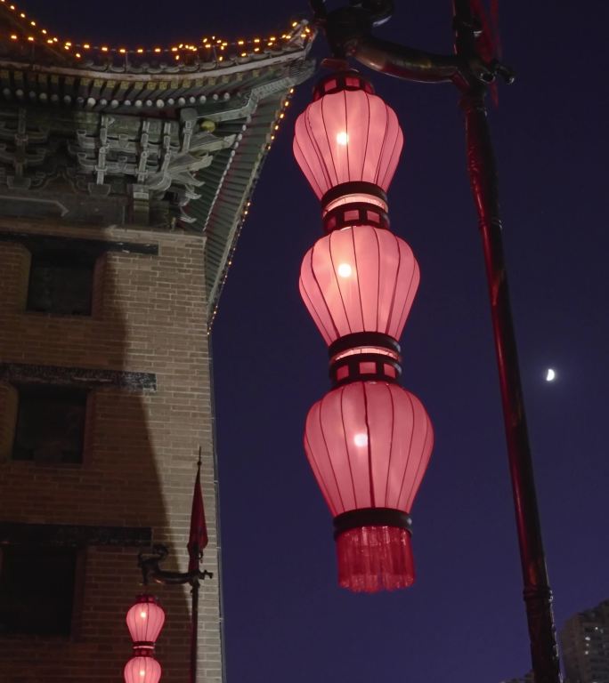 晚上古城墙顶上的灯笼/中国陕西西安