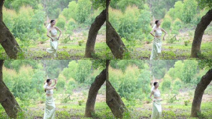 傣族少女在树林下跳舞