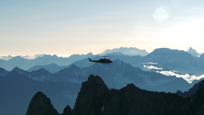 直升机飞越群山飞跃雪山震撼大气