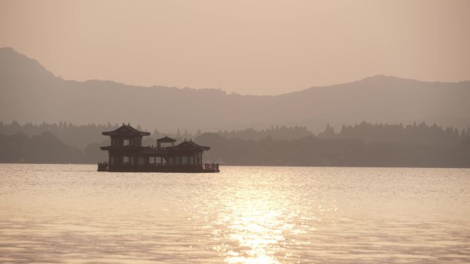 落日余晖下西湖湖光山色