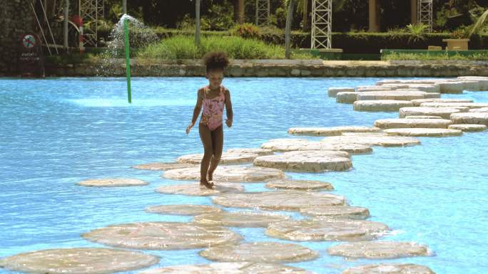在水上公园度假的非洲女孩