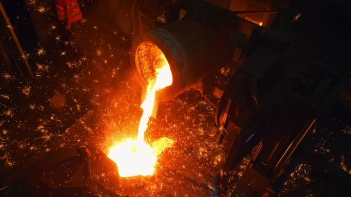 在铸造厂，熔融金属倒入铸件时，LD火花飞溅