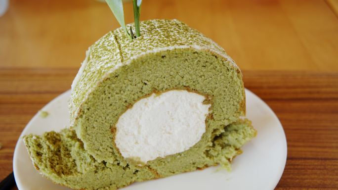 吃绿茶蛋糕卷绿茶蛋糕卷绿茶蛋糕