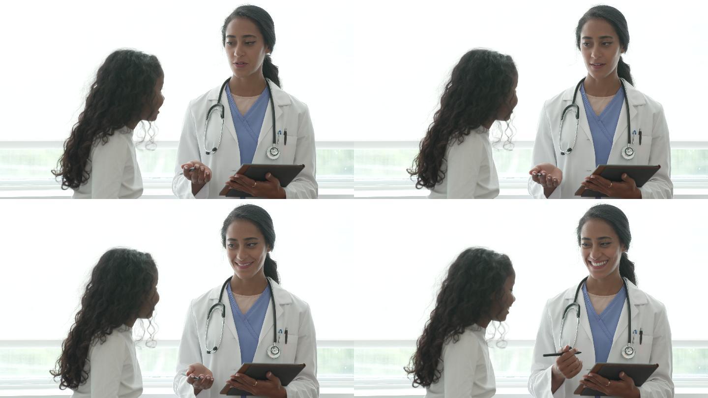 医生预约儿科医生询问女孩病情护士和小朋友