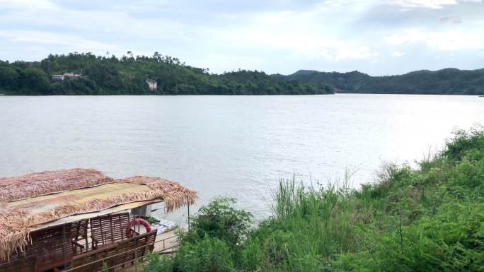 乡村旅游  青山绿水 竹排竹筏 河岸生态