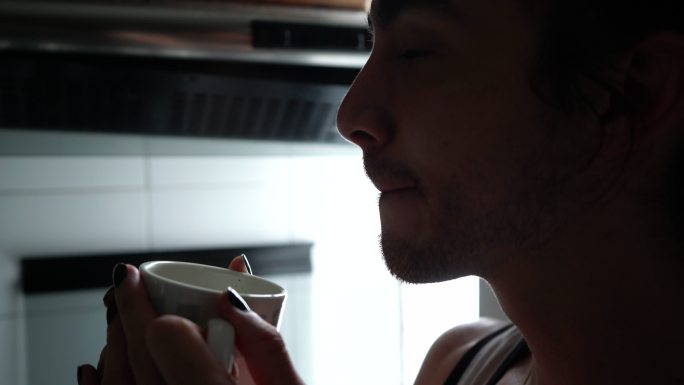 拉丁男子在厨房喝咖啡