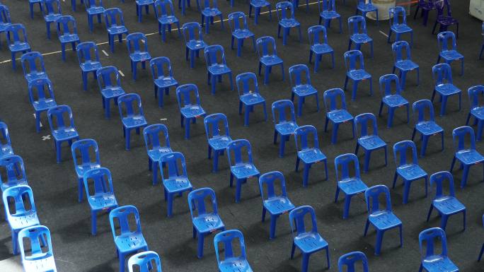 泰国三次拍摄空座位，疏远等待2019冠状病毒疾病疫苗的人群