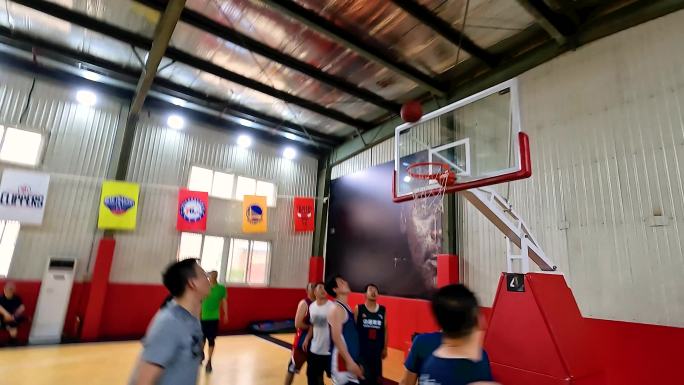 室内篮球馆打篮球
