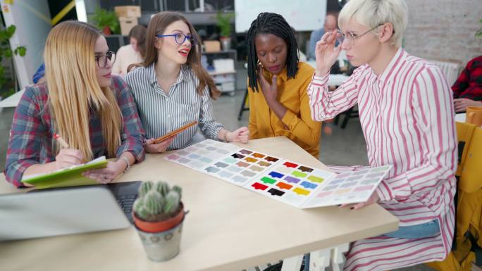 一群致力于颜色选择的女性平面设计师