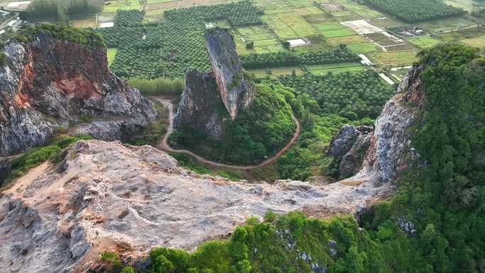 松卡拉奇形怪状的考库哈山的空中无人机日出场景。有着绿色森林树木的山丘。泰国自然景观背景。黄山。