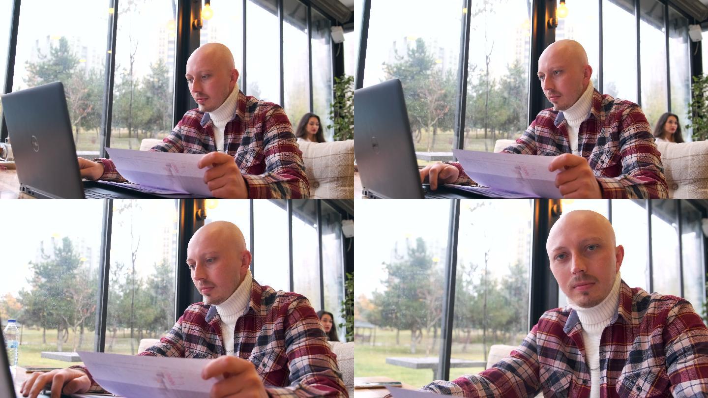 确定癌症幸存者在咖啡馆用笔记本电脑工作