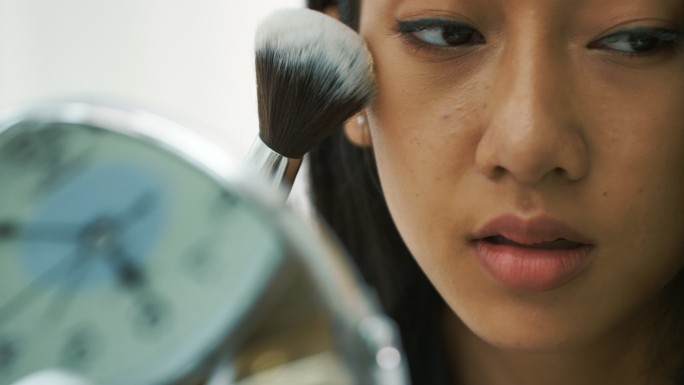亚洲女性化妆常规照镜子化妆美女
