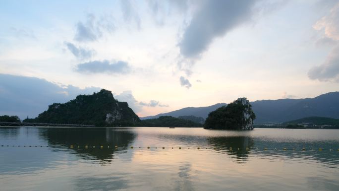 中国肇庆七星洞湖面波光粼粼清晨
