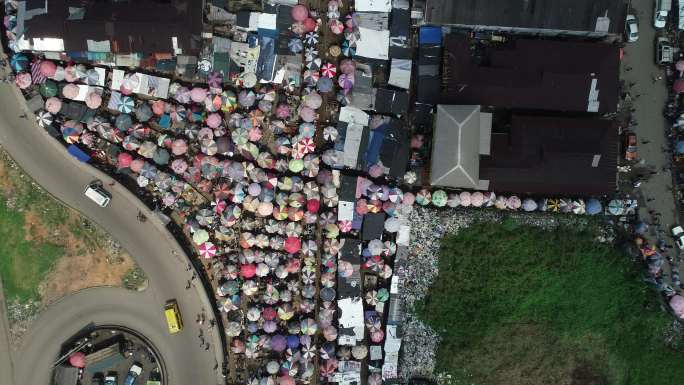 尼日利亚里弗斯州1英里市场无人机射击。河边、交通、市场、教堂