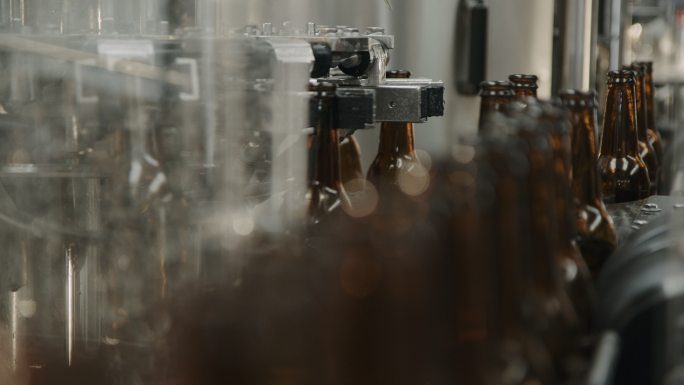 灌装杆上的啤酒瓶加工生产车间现代化青岛百