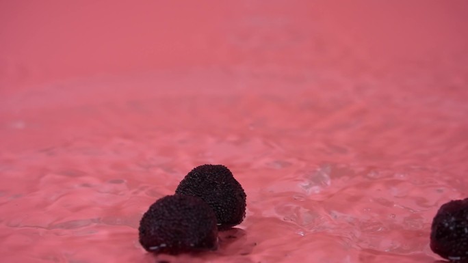 杨梅落入水面升格慢动作