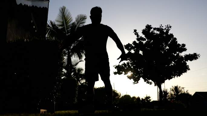 菲律宾男子在家锻炼举重