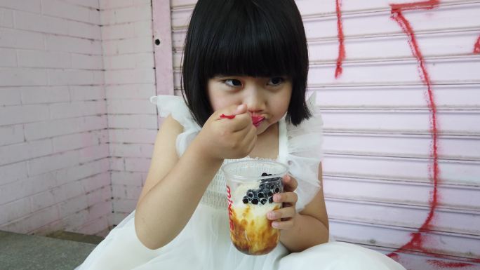 可爱小女孩吃冰淇淋