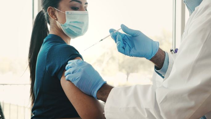 接受2019冠状病毒疾病疫苗的女护士